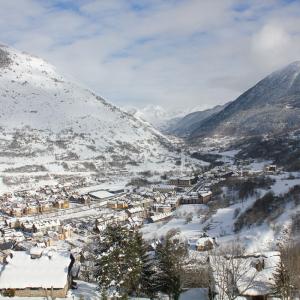Panorámica del Val d’Arán nevado desde el Parador de Vielha