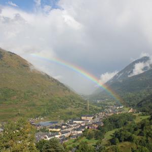 Val d’Arán desde el Parador de Vielha atravesado por el arco iris