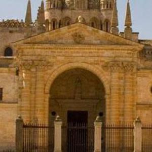 Fachada principal de la Catedral de Zamora, la más pequeña y la más antigua del Románico en la Comunidad de Castilla y León