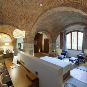 Habitación doble superior con hidromasaje y salón del Parador de Cáceres