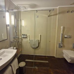 Baño de habitación doble estándar accesible en el Parador de Lleida