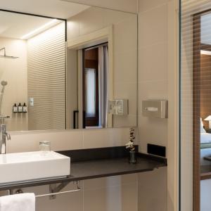 Baño de habitación doble accesible del Parador de Bielsa