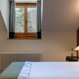 Detalle de cama con ventana de Junior suite del Parador de Bielsa
