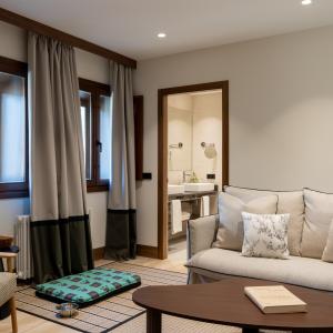 Vista parcial de habitación estándar del Parador de Bielsa