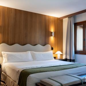 Habitación estándar con cama de matrimonio del Parador de Bielsa