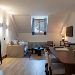 Vista general del salón de la suite del Parador de Bielsa