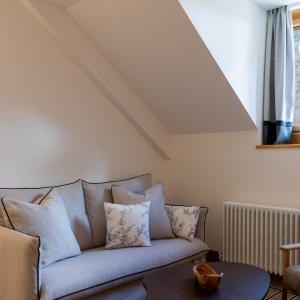 Sofá con vistas de la suite del Parador de Bielsa