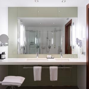 Baño de habitación accesible doble del Parador de Cáceres