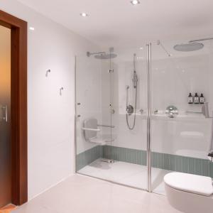 Baño de habitación accesible del Parador de Cáceres