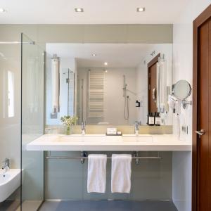 Baño de habitación estándar con dos camas y sofá del Parador de Cáceres