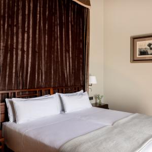 Baño de habitación estándar con dos camas y sofá del Parador de Cáceres