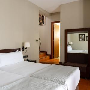 Habitación estándar con dos camas del Parador de Cáceres