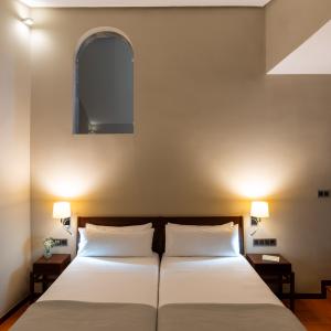 Habitación estándar con dos camas del Parador de Cáceres
