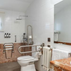 Baño de habitación accesible del Parador de Las Cañadas del Teide
