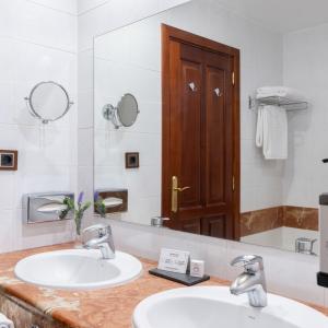 Baño de habitación doble superior del Parador de Las Cañadas del Teide