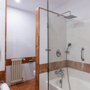 Baño de habitación superior del Parador de Las Cañadas del Teide