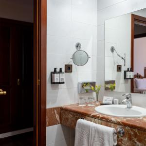Baño de habitación doble estándar en el Parador de Las Cañadas del Teide