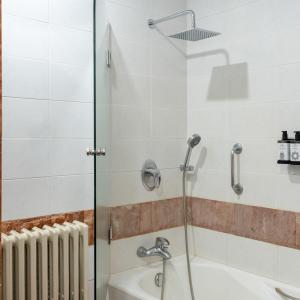 Baño de habitación estándar en el Parador de Las Cañadas del Teide