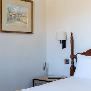 Detalle de decoración de habitación estándar en el Parador de Las Cañadas del Teide