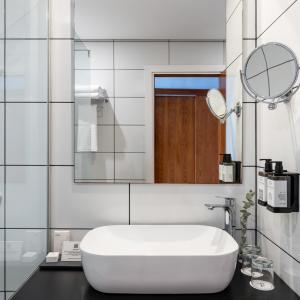 Baño de habitación doble superior del Parador de Ceuta