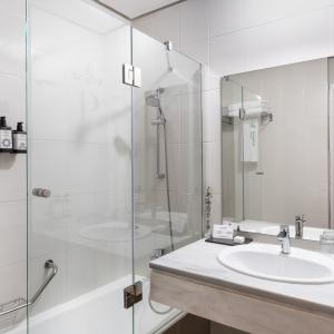 Baño de habitación estándar del Parador de Ceuta