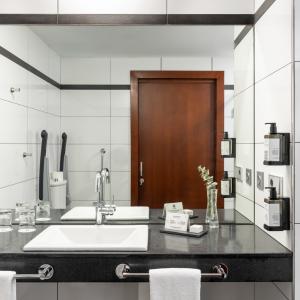 Baño de habitación accesible del Parador de Ceuta