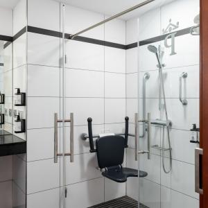 Baño de habitación doble accesible del Parador de Ceuta