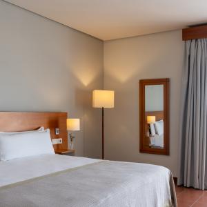 Cama de habitación doble superior del Parador de Ceuta