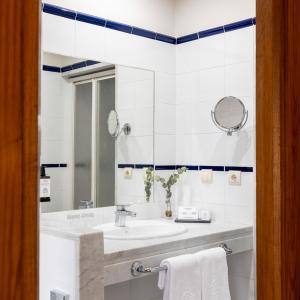 Baño de habitación doble básica en el Parador de Fuente Dé