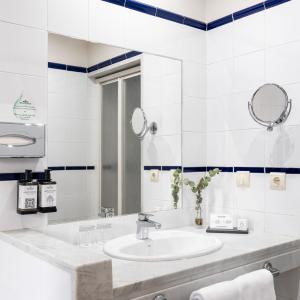 Baño de habitación básica en el Parador de Fuente Dé