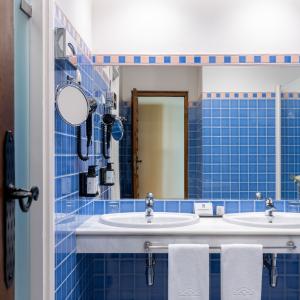 Baño de habitación doble estándar con dos camas en el Parador de Fuente Dé