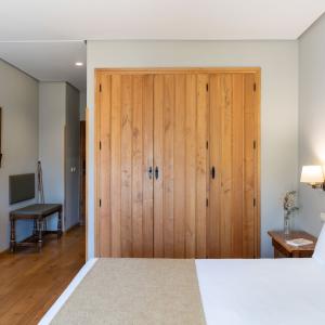 Vista lateral de habitación doble estándar en el Parador de Fuente Dé