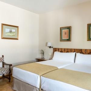 Habitación doble estándar con dos camas en el Parador de Fuente Dé