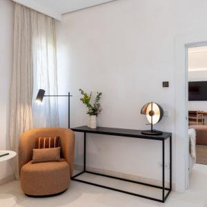 Detalle mobiliario de junior suite del Parador de Ibiza