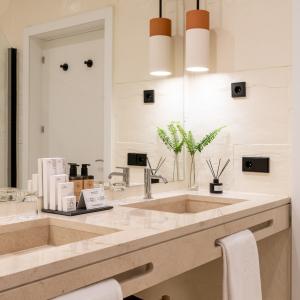 Baño de habitación junior suite del Parador de Ibiza