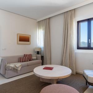 Salón de junior suite del Parador de Ibiza