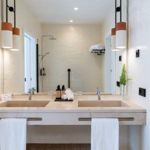 Baño de habitación superior del Parador de Ibiza