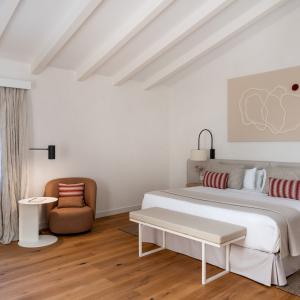 Habitación estándar con cama matrimonio en el Parador de Ibiza