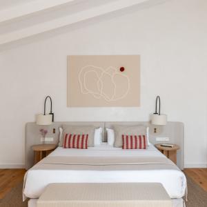 Vista frontal del habitación doble estándar con cama matrimonio en el Parador de Ibiza