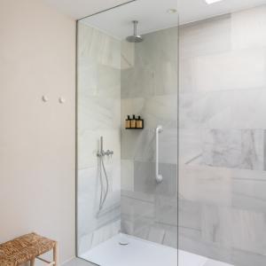 Ducha de baño de habitación estándar en el Parador de Ibiza