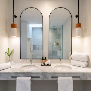 Baño de habitación doble estándar con cama matrimonio en el Parador de Ibiza