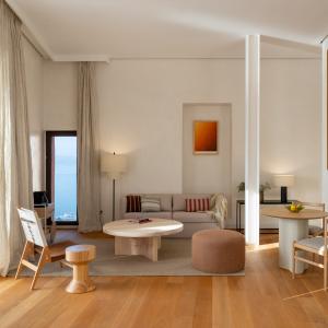 Salón de junior suite del Parador de Ibiza