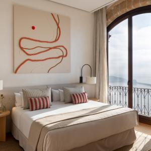 Junior suite con cama de matrimonio del Parador de Ibiza
