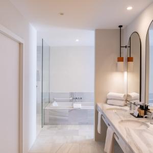 Baño de junior suite del Parador de Ibiza