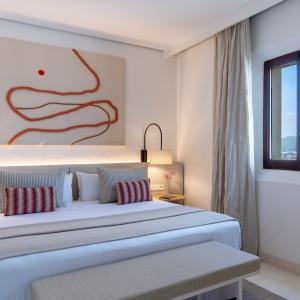 Junior suite luminosa del Parador de Ibiza