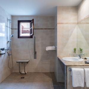 Vista general de baño de habitación doble accesible del Parador de La Palma