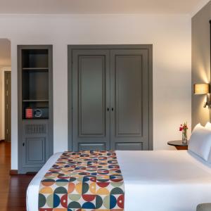 Cama de matrimonio en habitación doble estándar con vistas del Parador de La Palma