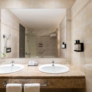 Baño y pasillo de habitación estándar del Parador de La Palma