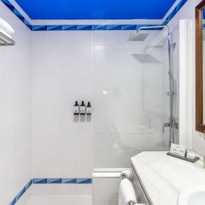 Baño de una habitación doble estándar del Parador de Manzanares