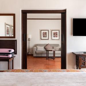 Acceso al salón de la Junior suite del Parador de Manzanares